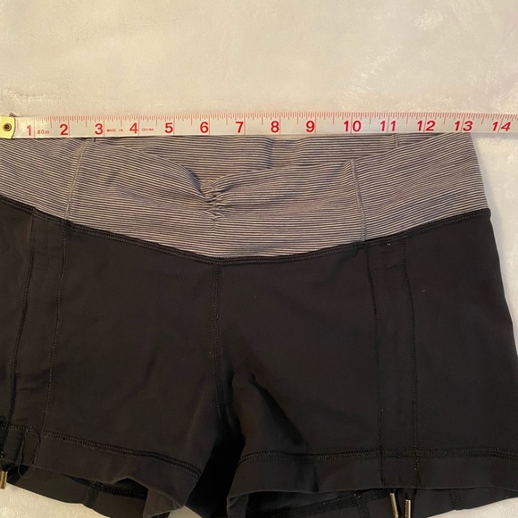 Lululemon 🍋 Hot ‘N Sweaty shorts - Picture 5 of 6